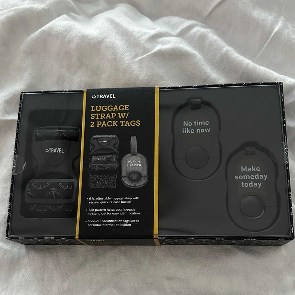 NIB. Travel Luggage Strap with 2 Pack Tags - Black